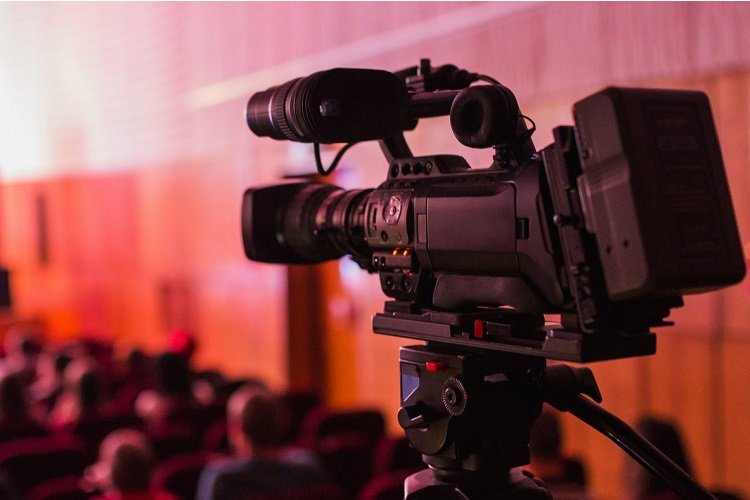 Wynajem sprzętu filmowego - oszczędność i dostęp do profesjonalnych narzędzi. Dowiedz się, gdzie warto z tego skorzystać.