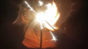 Odpalanie fajerwerków może skończyć się oparzeniem