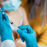 Przepisy utrudniają nastolatkom dostęp do szczepień przeciw Covid-19
