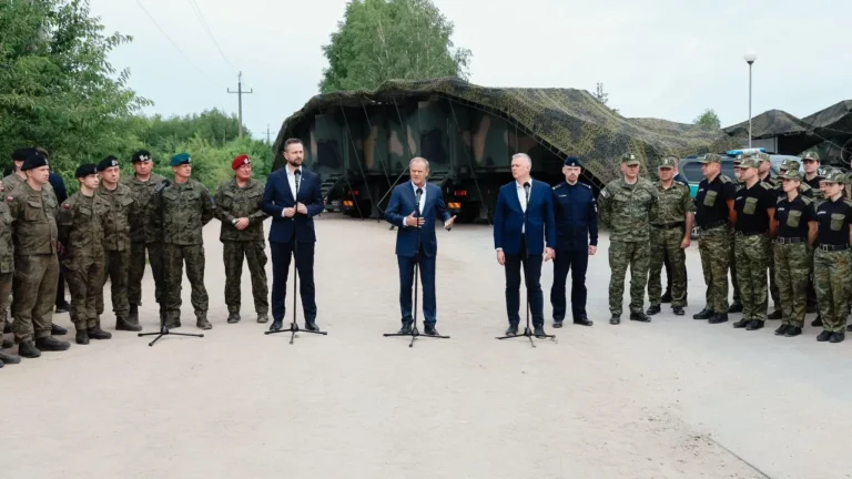 Premier Donald Tusk w komendzie Straży Granicznej w Dubiczach Cerkiewnych