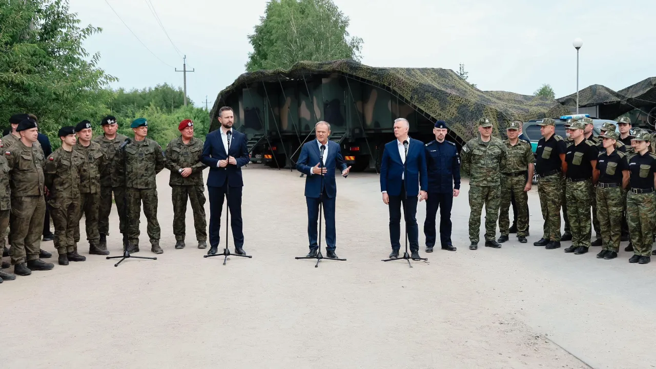 Premier Donald Tusk w komendzie Straży Granicznej w Dubiczach Cerkiewnych
