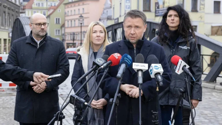 Minister Marcin Kierwiński na terenach popowodziowych na Dolnym Śląsku