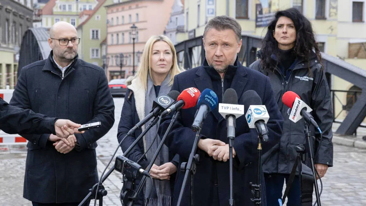 Minister Marcin Kierwiński na terenach popowodziowych na Dolnym Śląsku