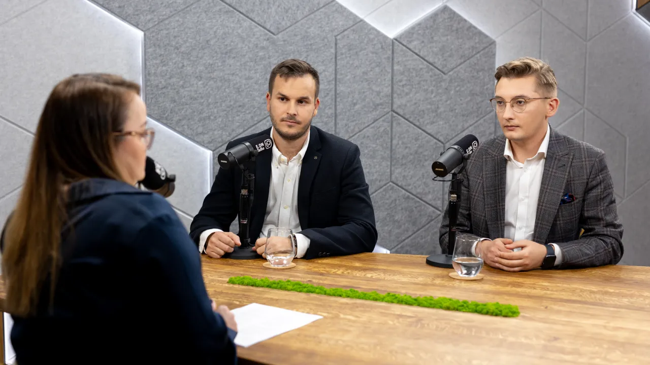 Mariusz Kwaśniewski, rzeczoznawca ds. zabezpieczeń przeciwpożarowych z firmy PPOŻ Ekspert oraz Damian Pazik, manager produktów eMobility w E.ON Polska.