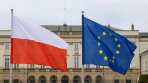 Pałac Prezydencki w Warszawie z flagą Polski i UE symbolizującymi polityczny spór o suwerenność