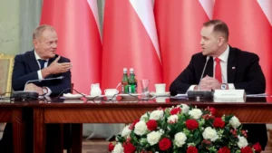 Premier Donald Tusk i Prezydent Karol Nawrocki podczas posiedzenia Rady Gabinetowej 27.08.2025 r