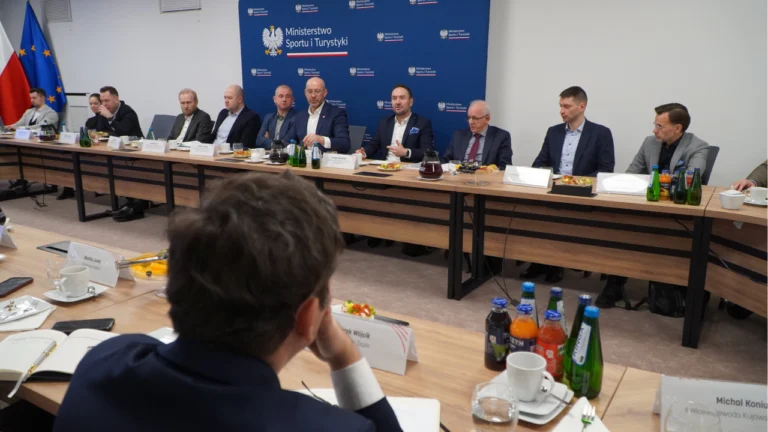 Zdjęcie przedstawia spotkanie w Ministerstwie Sportu nt. rozwoju infrastruktury sportowej