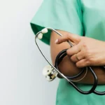 Jak czytać artykuły medyczne i odróżniać rzetelną wiedzę od dezinformacji