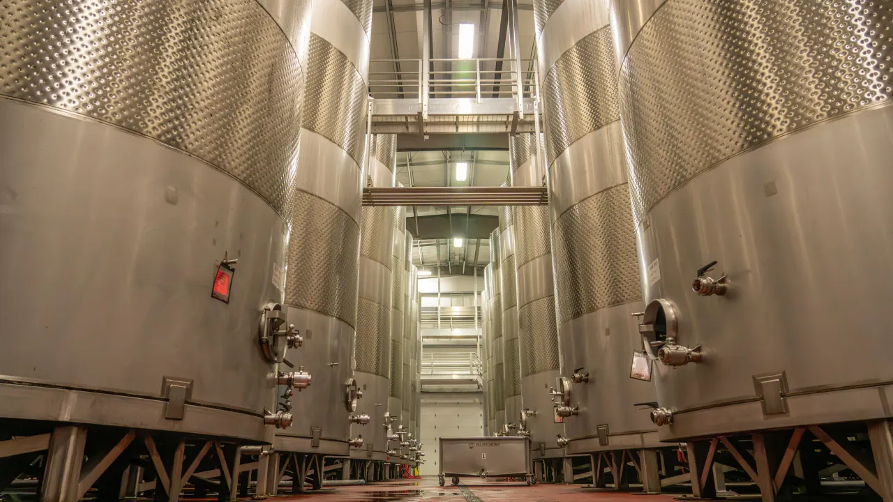 Jak dobrać zbiornik przemysłowy do specyfiki produkcji