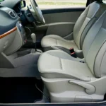 Jak skutecznie wyczyścić tapicerkę samochodową i kiedy warto zlecić to specjalistom?