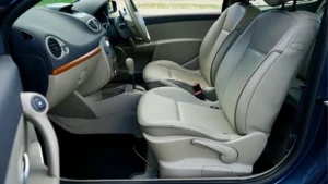 Jak skutecznie wyczyścić tapicerkę samochodową i kiedy warto zlecić to specjalistom?