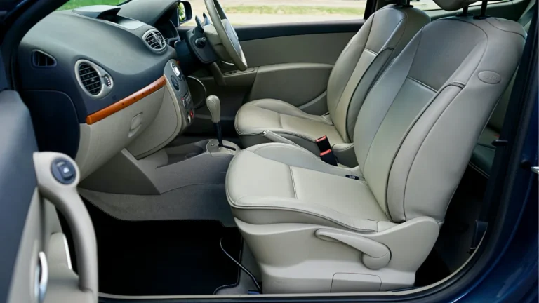 Jak skutecznie wyczyścić tapicerkę samochodową i kiedy warto zlecić to specjalistom?