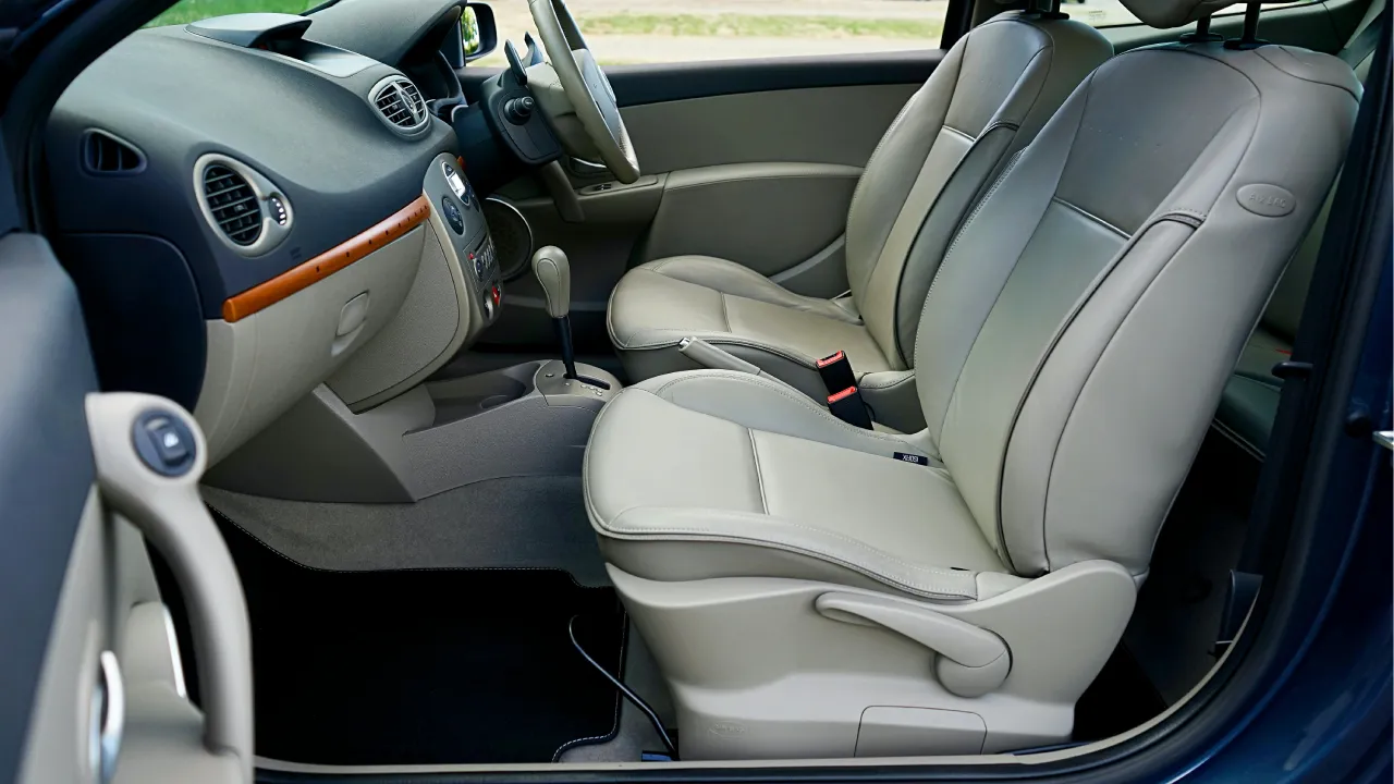 Jak skutecznie wyczyścić tapicerkę samochodową i kiedy warto zlecić to specjalistom?