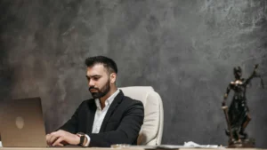 Jak wygląda postępowanie karne krok po kroku i kiedy potrzebny jest adwokat