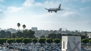 Jak zaplanować parkowanie przy lotnisku Okęcie, żeby uniknąć opóźnień i stresu?