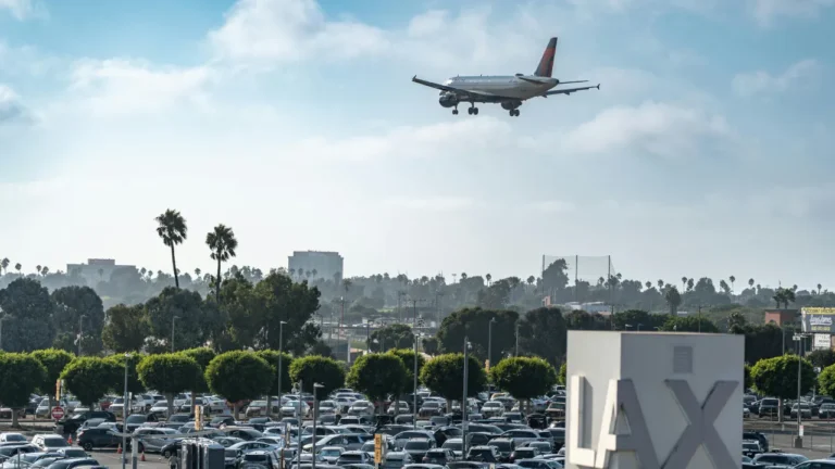 Jak zaplanować parkowanie przy lotnisku Okęcie, żeby uniknąć opóźnień i stresu?