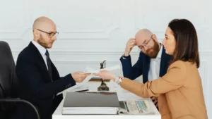 Kiedy warto skorzystać z pomocy prawnika przy sporze o nieruchomość?