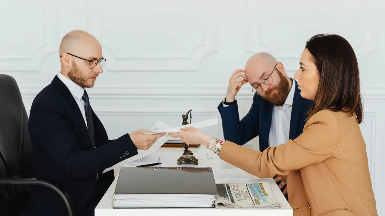 Kiedy warto skorzystać z pomocy prawnika przy sporze o nieruchomość?