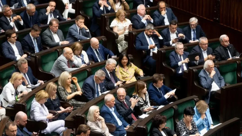 Telefony w sejmie – zakazy dla dzieci, swoboda dla posłów?