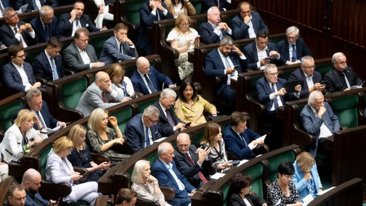 Telefony w sejmie – zakazy dla dzieci, swoboda dla posłów?